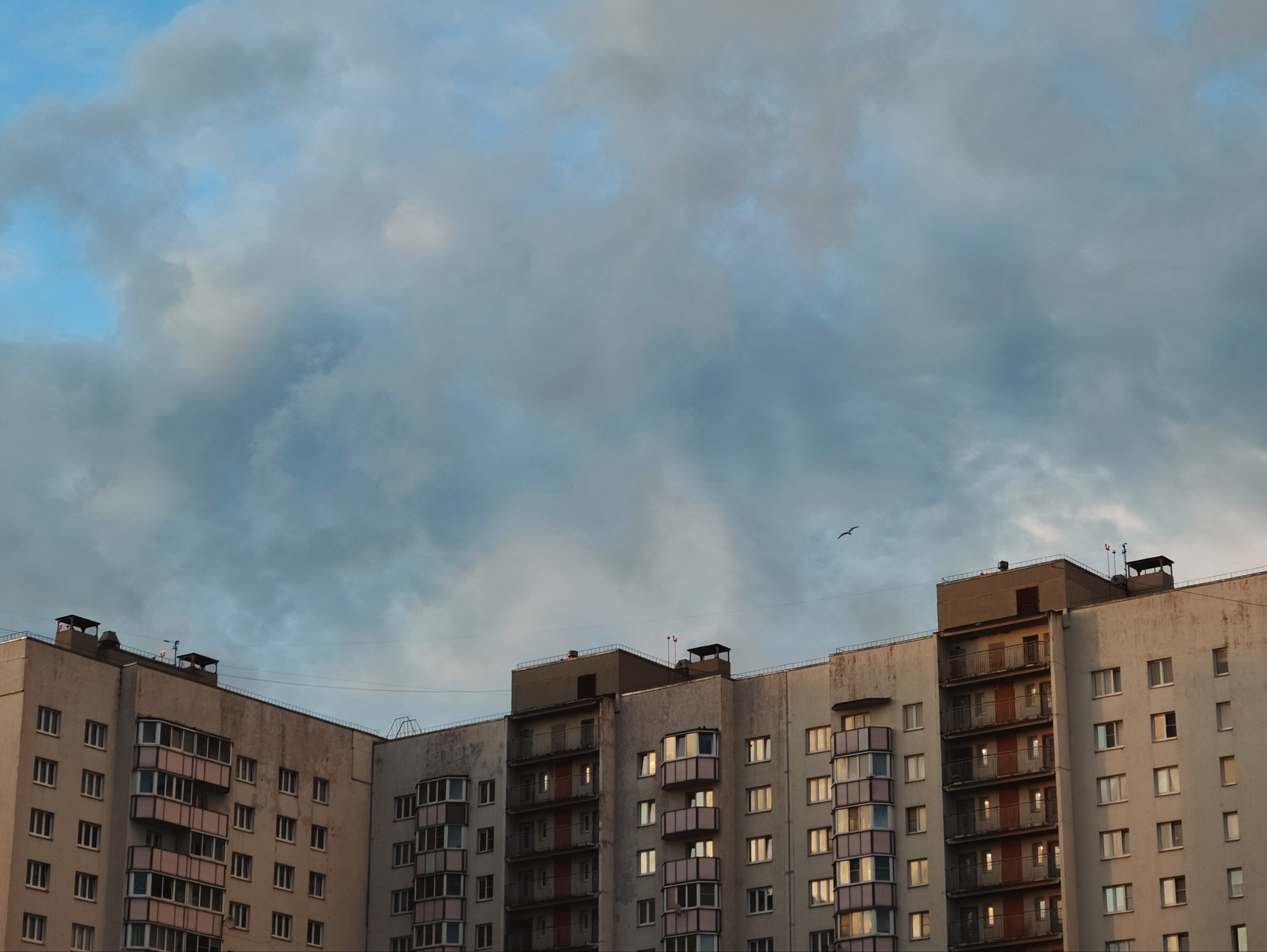 Облака над жилыми домами на закате